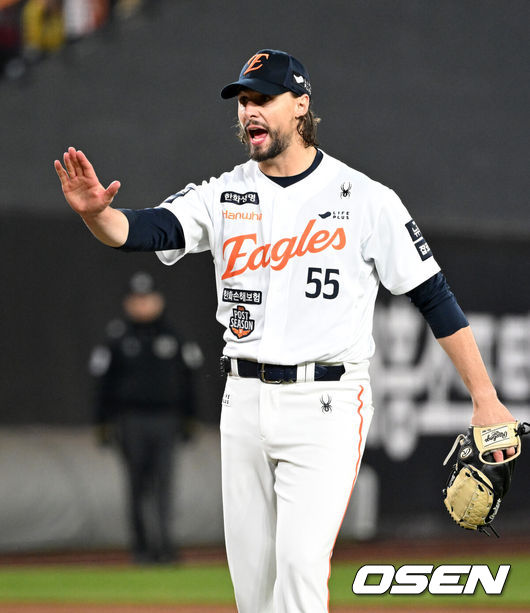 [OSEN=대전, 이대선 기자] 8회초 2사에서 한화 와이스가 더그아웃으을 향해 투수 교체를 거부하고 있다. 2025.10.30 /sunday@osen.co.kr