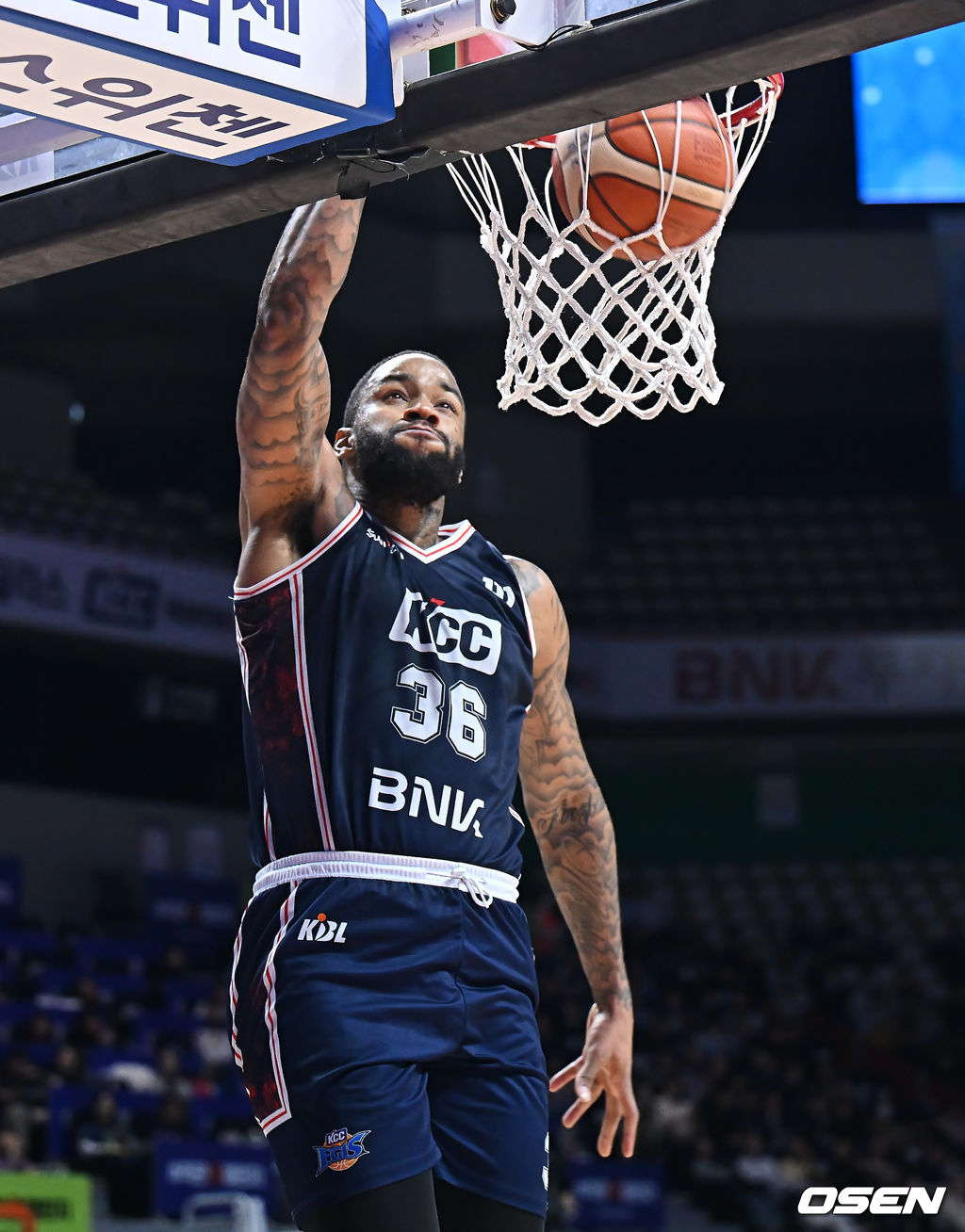 14일 부산 사직체육관에서 2025-2026 LG전자 프로농구 부산 KCC와 대구 한국가스공사의 경기가 열렸다.2연패 탈출과 단독 5위 도약을 노리는 부산 KCC가 송교창의 재부상이라는 악재 속에 7연패에서 벗어난 대구 한국가스공사 페가수스를 상대로 반등에 도전한다.부산 KCC 숀롱이 덩크슛을 성공하고 있다. 2026.02.14 / foto0307@osen.co.kr