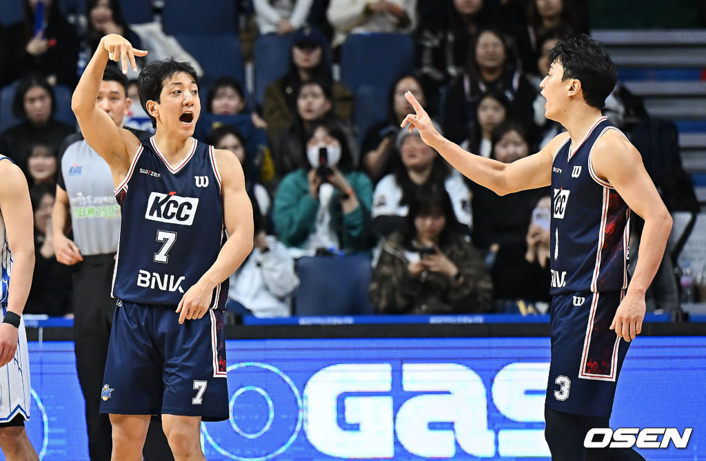 14일 부산 사직체육관에서 2025-2026 LG전자 프로농구 부산 KCC와 대구 한국가스공사의 경기가 열렸다.2연패 탈출과 단독 5위 도약을 노리는 부산 KCC가 송교창의 재부상이라는 악재 속에 7연패에서 벗어난 대구 한국가스공사 페가수스를 상대로 반등에 도전한다.부산 KCC 허훈과 허웅이 동료들에게 작전 지시를 하고 있다. 2026.02.14 / foto0307@osen.co.kr