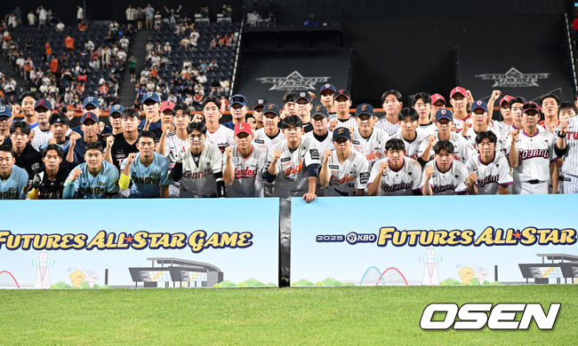 [OSEN=대전, 이대선 기자] SSG, 한화 팬들은 행복했다. 구단의 미래 최윤석(SSG), 한지윤(한화)의 활약을 등에 업은 북부리그 올스타가 퓨처스리그 올스타전 승자로 우뚝 섰다.&nbsp;이대진 감독이 이끄는 북부리그 올스타(한화 이글스, SSG 랜더스, LG 트윈스, 두산 베어스, 고양 히어로즈)는 11일 대전 한화생명볼파크에서 개최된 2025 KBO 퓨처스 올스타전에서 박치왕 감독이 지휘하는 남부리그 올스타(상무, KT 위즈, 삼성 라이온즈, NC 다이노스, 롯데 자이언츠, KIA 타이거즈)를 4-2로 제압했다.&nbsp;북부리그 올스타는 지난해 5-9 패배를 설욕하고 2023년 이후 2년 만에 올스타전 승리를 맛봤다.&nbsp;퓨처스 올스타 선수들이 기념 촬영을 하고 있다. 2025.07.11 /sunday@osen.co.kr