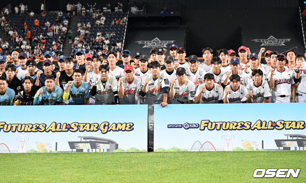SSG, 한화 팬들은 행복했다. 구단의 미래 최윤석(SSG), 한지윤(한화)의 활약을 등에 업은 북부리그 올스타가 퓨처스리그 올스타전 승자로 우뚝 섰다. 이대진 감독이 이끄는 북부리그 올스타(한화 이글스, SSG 랜더스, LG 트윈스, 두산 베어스, 고양 히어로즈)는 11일 대전 한화생명볼파크에서 개최된 2025 KBO 퓨처스 올스타전에서 박치왕 감독이 지휘하는 남부리그 올스타(상무, KT 위즈, 삼성 라이온즈, NC 다이노스, 롯데 자이언츠, KIA 타이거즈)를 4-2로 제압했다. 북부리그 올스타는 지난해 5-9 패배를 설욕하고 2023년 이후 2년 만에 올스타전 승리를 맛봤다. 퓨처스 올스타 선수들이 기념 촬영을 하고 있다. 2025.07.11 /sunday@osen.co.kr