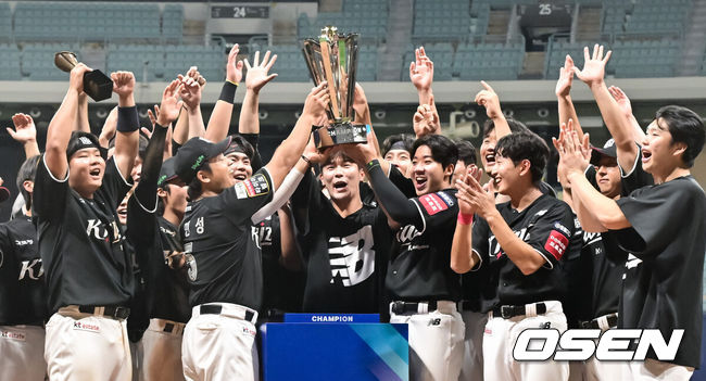 [OSEN=고척, 박준형 기자]  퓨처스리그 최강팀이 KT의 마법에 무너졌다.&nbsp;김호 감독이 이끄는 KT 위즈 퓨처스팀은 1일 서울 고척스카이돔에서 열린 2025 KBO 퓨처스리그 상무와의 챔피언결정전에서 10-5로 승리했다.&nbsp;시상식에서 KT 선수들이 우승 트로피를 들고 포즈를 취하고 있다.  2025.10.01 / soul1014@osen.co.kr