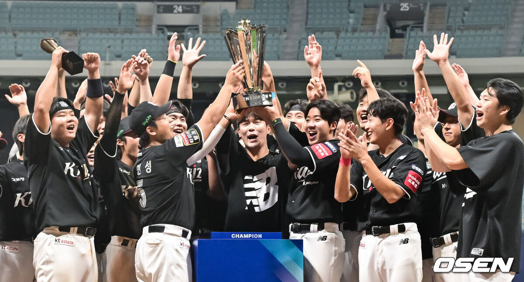 퓨처스리그 최강팀이 KT의 마법에 무너졌다. 김호 감독이 이끄는 KT 위즈 퓨처스팀은 1일 서울 고척스카이돔에서 열린 2025 KBO 퓨처스리그 상무와의 챔피언결정전에서 10-5로 승리했다. 시상식에서 KT 선수들이 우승 트로피를 들고 포즈를 취하고 있다.  2025.10.01 / soul1014@osen.co.kr
