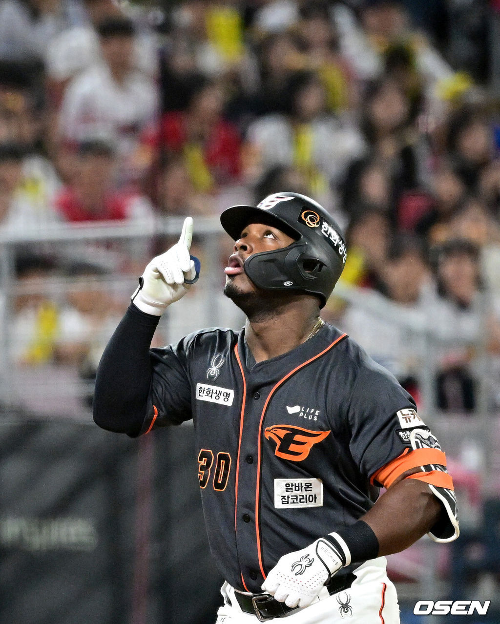 3일 오후 광주-KIA 챔피언스필드에서 ‘2024 신한 SOL Bank KBO리그’ KIA 타이거즈와 한화 이글스의 경기가 열렸다.이날 홈팀 KIA는 황동하를, 방문팀 한화는 리카르도 산체스를 선발로 내세운다.7회초 1사 주자없는 상황 한화 페라자가 달아나는 좌월 솔로포를 날리고 그라운드를 돌며 기뻐하고 있다. 2024.05.03 / dreamer@osen.co.kr