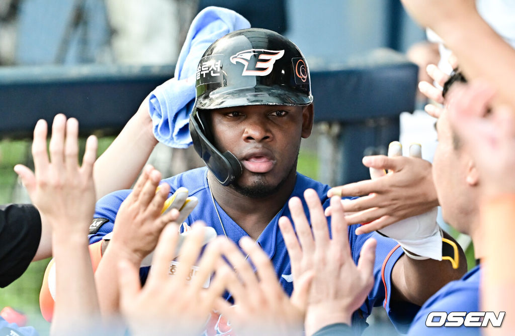 24일 오후 서울 잠실야구장에서 ‘2024 신한 SOL BANK KBO리그’ 두산 베어스와 한화 이글스의 경기가 진행됐다.이날 두산은 곽빈을, 한화는 바리아를 선발투수로 내세웠다.4회초 한화 선두타자 페라자가 선취 솔로홈런을 날리고 동료들의 축하를 받고 있다    2024.08.24 / soul1014@osen.co.kr