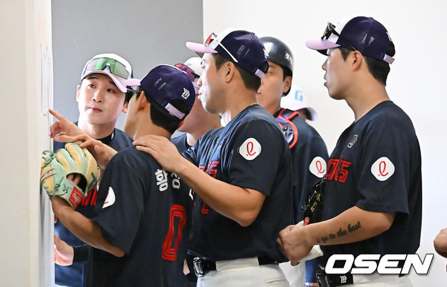 [OSEN=타이난(대만) , 이석우 기자] 프로야구 롯데 자이언츠가 31일(한국시간) 대만 타이난 아시아-태평양 국제야구센터에 스프링캠프를 차리고 구슬땀을 흘렸다.김태형 감독 등&nbsp;코치진과 투수&nbsp;20명,&nbsp;포수&nbsp;5명,&nbsp;내야수&nbsp;9명,&nbsp;외야수&nbsp;7명 등 총&nbsp;41명의 선수단이 1월 20일까지 1차 캠프에서 체력 강화와 기술 훈련을 치른 뒤 21일부터 3월 5일까지 일본 미야자키로 옮겨 2차 캠프에서 구춘리그에 참가해 실전 감각을 점검한다.롯데 전준우와 선수들이 오후 훈련표를 지켜보고 있다. 2026.01.31 / foto0307@osen.co.kr