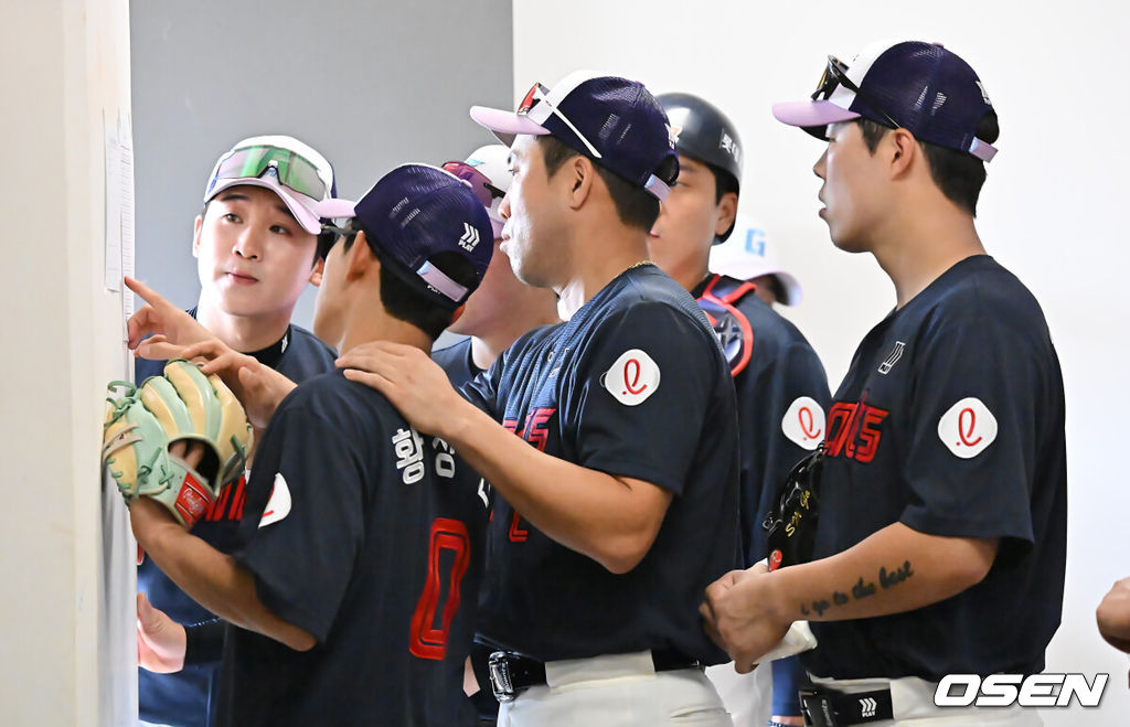프로야구 롯데 자이언츠가 31일(한국시간) 대만 타이난 아시아-태평양 국제야구센터에 스프링캠프를 차리고 구슬땀을 흘렸다.김태형 감독 등 코치진과 투수 20명, 포수 5명, 내야수 9명, 외야수 7명 등 총 41명의 선수단이 1월 20일까지 1차 캠프에서 체력 강화와 기술 훈련을 치른 뒤 21일부터 3월 5일까지 일본 미야자키로 옮겨 2차 캠프에서 구춘리그에 참가해 실전 감각을 점검한다.롯데 전준우와 선수들이 오후 훈련표를 지켜보고 있다. 2026.01.31 / foto0307@osen.co.kr