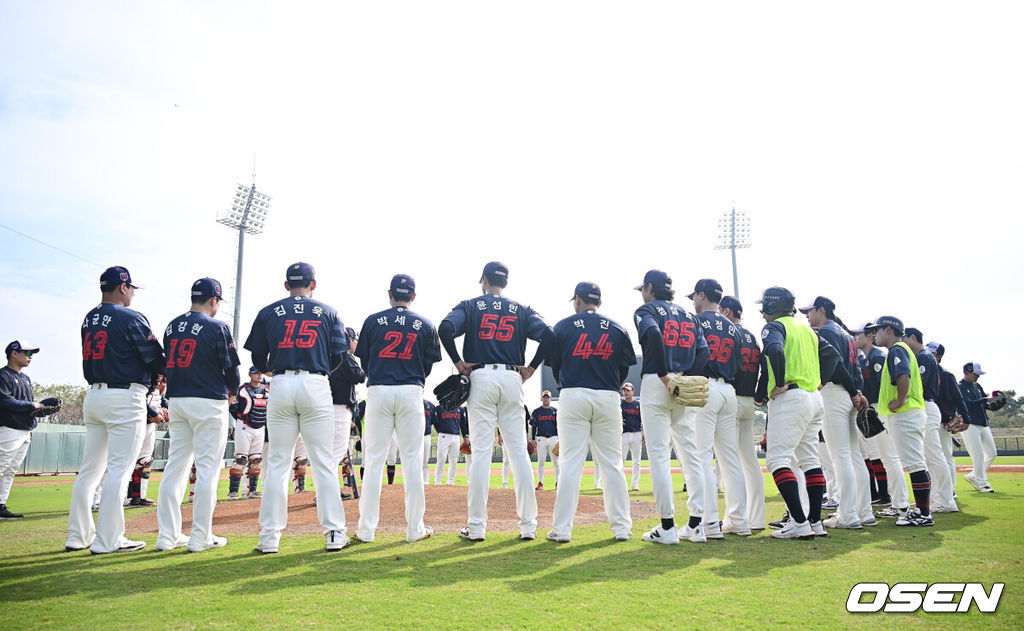 프로야구 롯데 자이언츠가 2일(한국시간) 대만 타이난 아시아-태평양 국제야구센터에 스프링캠프를 차리고 구슬땀을 흘렸다.김태형 감독 등 코치진과 투수 20명, 포수 5명, 내야수 9명, 외야수 7명 등 총 41명의 선수단이 1월 20일까지 1차 캠프에서 체력 강화와 기술 훈련을 치른 뒤 21일부터 3월 5일까지 일본 미야자키로 옮겨 2차 캠프에서 구춘리그에 참가해 실전 감각을 점검한다.롯데 투수들이 수비 훈련에 앞서 모임을 갖고 있다. 2026.02.02 / foto0307@osen.co.kr