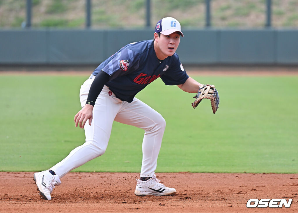 프로야구 롯데 자이언츠가 31일(한국시간) 대만 타이난 아시아-태평양 국제야구센터에 스프링캠프를 차리고 구슬땀을 흘렸다.김태형 감독 등 코치진과 투수 20명, 포수 5명, 내야수 9명, 외야수 7명 등 총 41명의 선수단이 1월 20일까지 1차 캠프에서 체력 강화와 기술 훈련을 치른 뒤 21일부터 3월 5일까지 일본 미야자키로 옮겨 2차 캠프에서 구춘리그에 참가해 실전 감각을 점검한다.롯데 나승엽이 훈련을 하고 있다. 2026.01.31 / foto0307@osen.co.kr