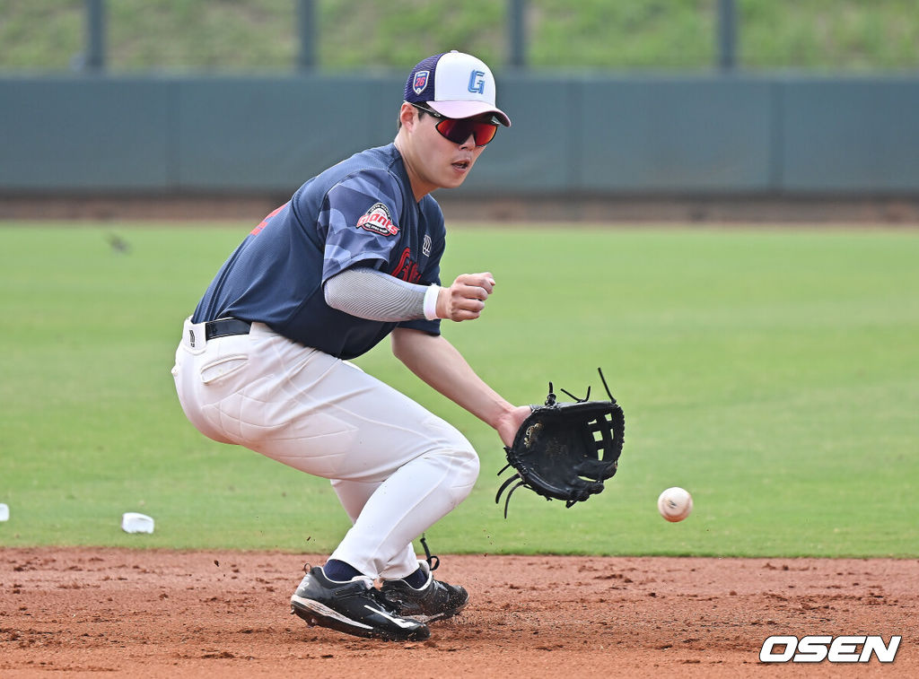 프로야구 롯데 자이언츠가 31일(한국시간) 대만 타이난 아시아-태평양 국제야구센터에 스프링캠프를 차리고 구슬땀을 흘렸다.김태형 감독 등 코치진과 투수 20명, 포수 5명, 내야수 9명, 외야수 7명 등 총 41명의 선수단이 1월 20일까지 1차 캠프에서 체력 강화와 기술 훈련을 치른 뒤 21일부터 3월 5일까지 일본 미야자키로 옮겨 2차 캠프에서 구춘리그에 참가해 실전 감각을 점검한다.롯데 고승민이 훈련을 하고 있다. 2026.01.31 / foto0307@osen.co.kr
