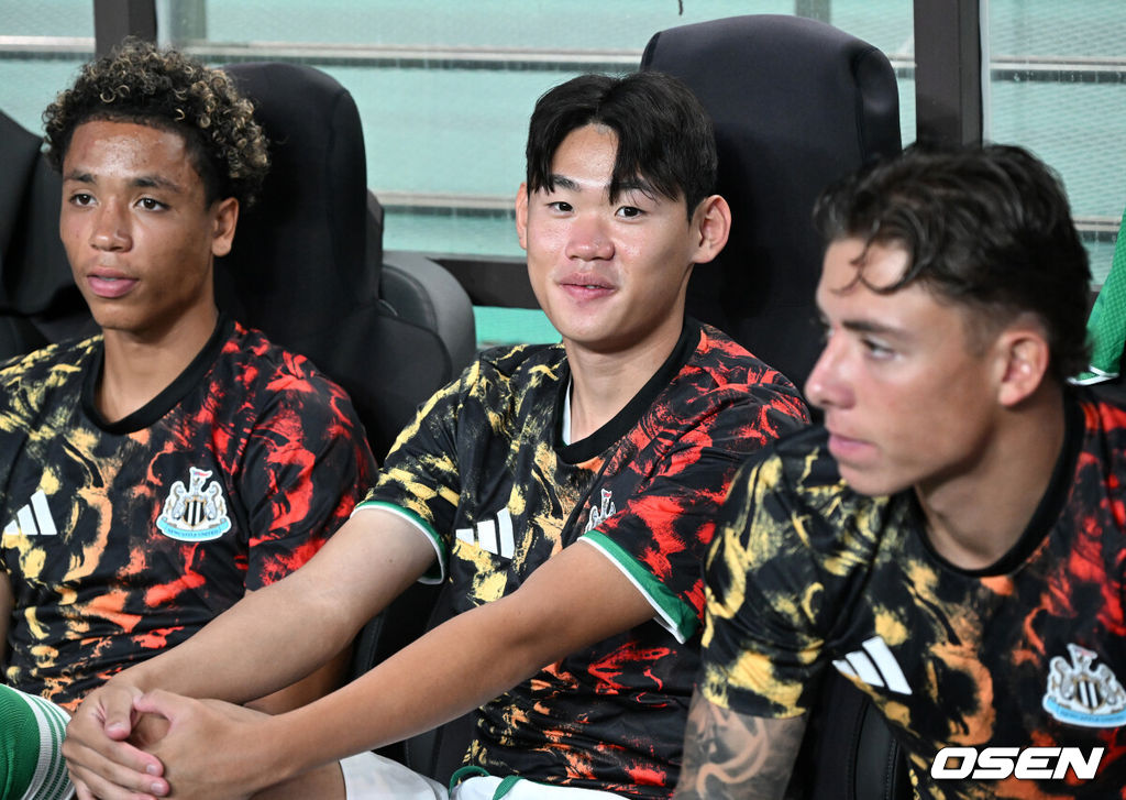 3일 오후 서울월드컵경기장에서 쿠팡플레이 시리즈 2025 2경기, 토트넘 홋스퍼 FC와 뉴캐슬 유나이티드 FC의 프리시즌 친선경기가 열렸다.토트넘 손흥민의 고별전이자 양민혁과 뉴캐슬 박승수의 맞대결로 주목받는 이번 경기는 단순한 프리시즌 친선경기가 아닌, 전설의 마지막, 신예의 등장 교차점이라는 특별한 의미가 더해진다.경기에 앞서 뉴캐슬 유나이티드 박승수가 그라운드를 바라보고 있다. 2025.08.03 /sunday@osen.co.kr