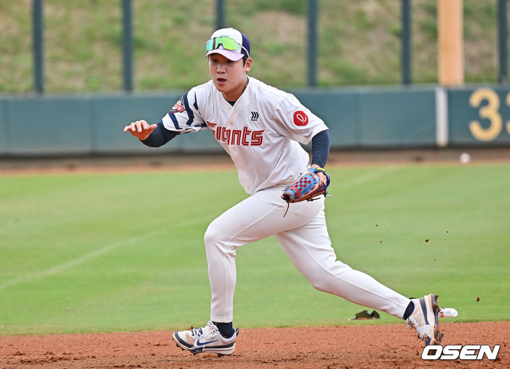 프로야구 롯데 자이언츠가 1일(한국시간) 대만 타이난 아시아-태평양 국제야구센터에 스프링캠프를 차리고 구슬땀을 흘렸다.김태형 감독 등 코치진과 투수 20명, 포수 5명, 내야수 9명, 외야수 7명 등 총 41명의 선수단이 1월 20일까지 1차 캠프에서 체력 강화와 기술 훈련을 치른 뒤 21일부터 3월 5일까지 일본 미야자키로 옮겨 2차 캠프에서 구춘리그에 참가해 실전 감각을 점검한다.롯데 김세민이 3루 수비훈련을 하고 있다. 2026.02.01 / foto0307@osen.co.kr