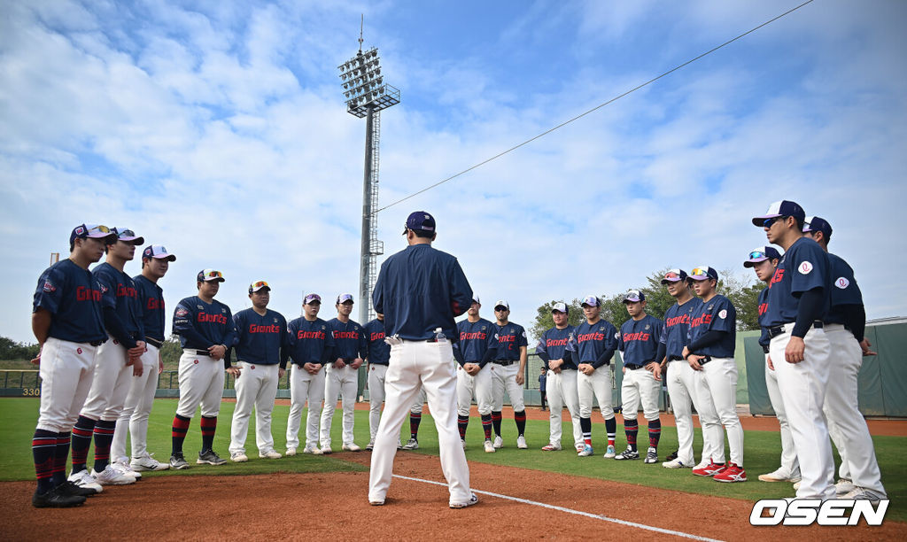 프로야구 롯데 자이언츠가 31일(한국시간) 대만 타이난 아시아-태평양 국제야구센터에 스프링캠프를 차리고 구슬땀을 흘렸다.김태형 감독 등 코치진과 투수 20명, 포수 5명, 내야수 9명, 외야수 7명 등 총 41명의 선수단이 1월 20일까지 1차 캠프에서 체력 강화와 기술 훈련을 치른 뒤 21일부터 3월 5일까지 일본 미야자키로 옮겨 2차 캠프에서 구춘리그에 참가해 실전 감각을 점검한다.롯데 선수들이 훈련에 앞서 모임을 갖고 있다. 2026.01.31 / foto0307@osen.co.kr