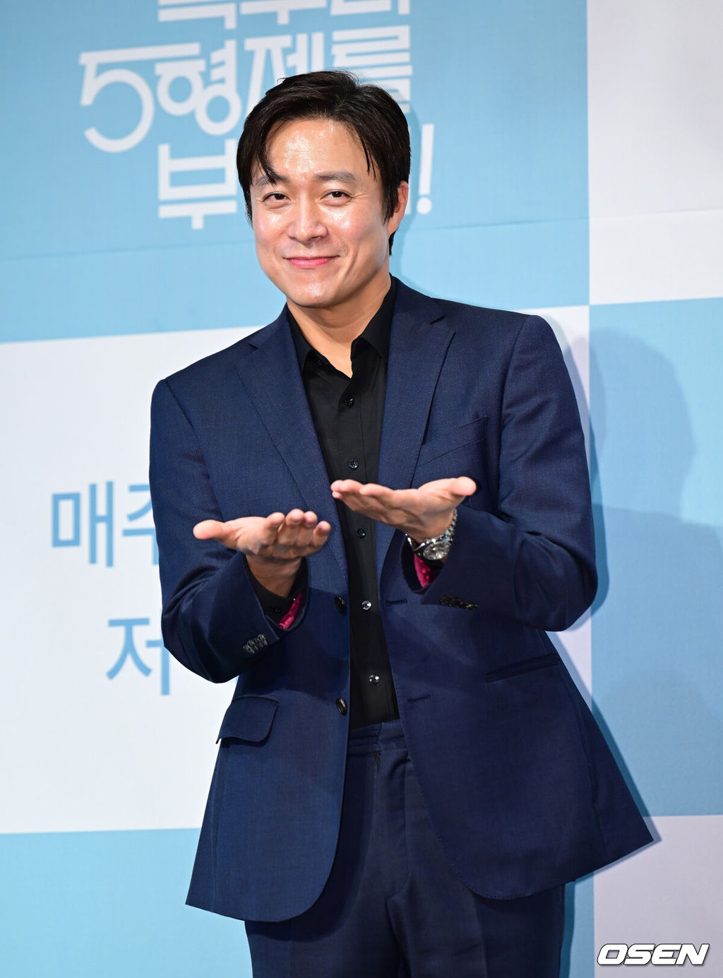 22일 오후 서울 구로구 라마다 신도림 호텔에서 KBS2 새 수목드라마 '독수리 5형제를 부탁해!' 제작발표회가 열렸다. 이날 행사에는 최상열 감독, 배우 엄지원, 안재욱, 최대철, 김동완, 윤박, 이석기, 박효주, 유인영이 참석했다. 배우 최대철이 포즈를 취하고 있다. 2025.01.22 / ksl0919@osen.co.kr