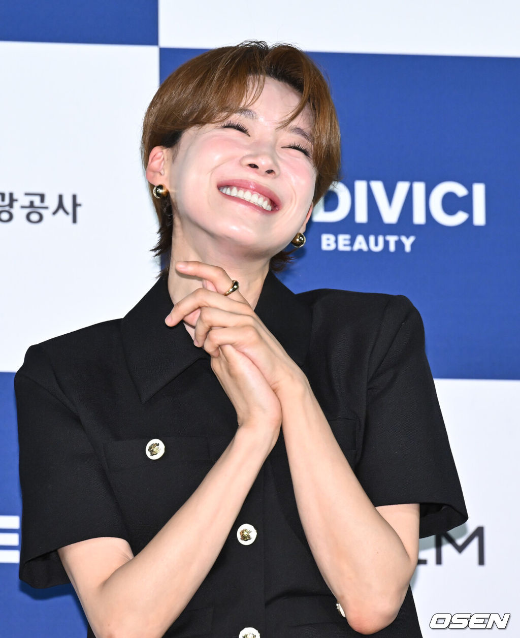 청룡시리즈어워즈 핸드프리팅 행사가 25일 오전 서울 영등포구 CGV 여의도에서 열렸다.이날 행사에는 이번 행사에는 2024년 7월에 열린 제3회 청룡시리즈어워즈 드라마 부문 수상자 임시완, 박보영, 안재홍, 금해나, 이정하, 고윤정과 예능 부문 수상자 신동엽, 장도연, 곽준빈, 윤가이가 참석했다.방송인 장도연이 포즈를 취하고 있다. 2025.06.25 /cej@osen.co.kr