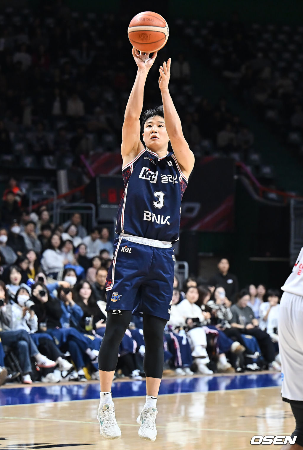 15일 부산 사직체육관에서 2025-2026 LG전자 프로농구 부산 KCC와 수원 KT의 경기가 열렸다.0.5게임차 5위와 6위로 치열한 중위권 경쟁 중인 KCC와 KT가 맞대결을 펼친다.부산 KCC 허웅이 3점슛을 시도하고 있다. 2026.02.15 / foto0307@osen.co.kr