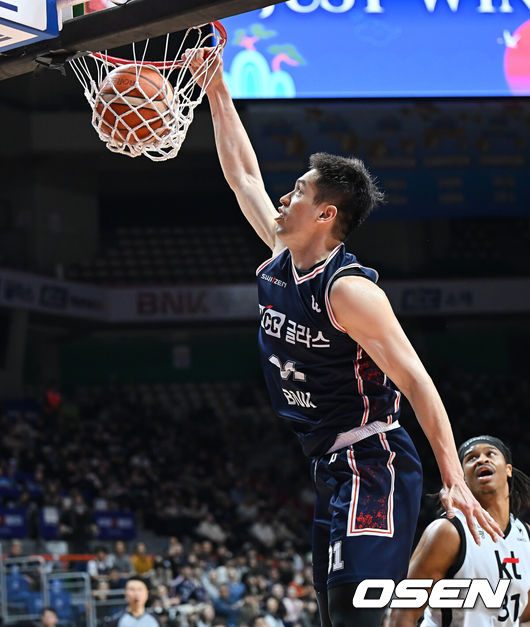 [OSEN=부산, 이석우 기자] 15일 부산 사직체육관에서 2025-2026 LG전자 프로농구 부산 KCC와 수원 KT의 경기가 열렸다.0.5게임차 5위와 6위로 치열한 중위권 경쟁 중인 KCC와 KT가 맞대결을 펼친다.부산 KCC 장재석이 덩크슛을 성공시키고 있다. 2026.02.15 / foto0307@osen.co.kr