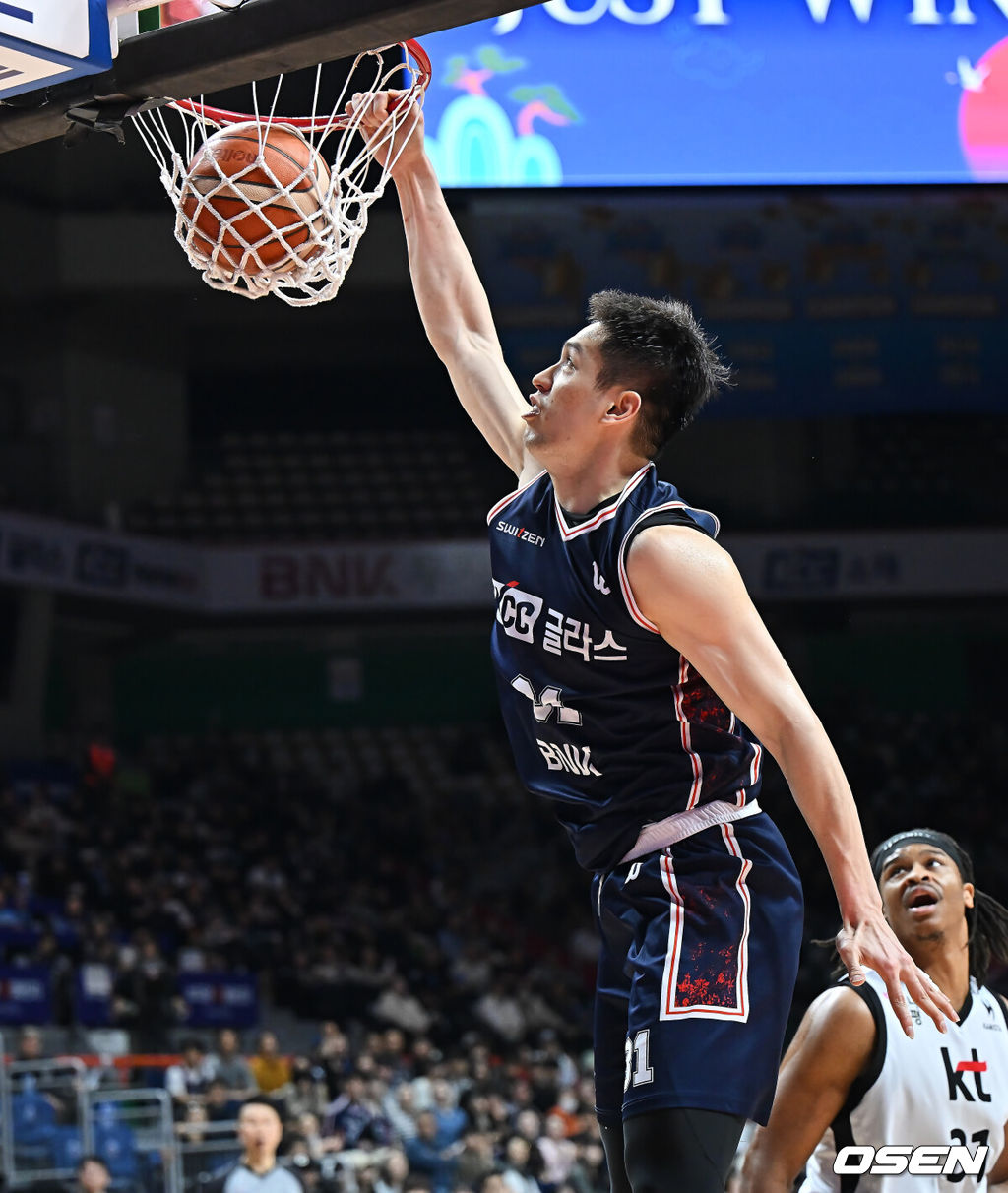 15일 부산 사직체육관에서 2025-2026 LG전자 프로농구 부산 KCC와 수원 KT의 경기가 열렸다.0.5게임차 5위와 6위로 치열한 중위권 경쟁 중인 KCC와 KT가 맞대결을 펼친다.부산 KCC 장재석이 덩크슛을 성공시키고 있다. 2026.02.15 / foto0307@osen.co.kr