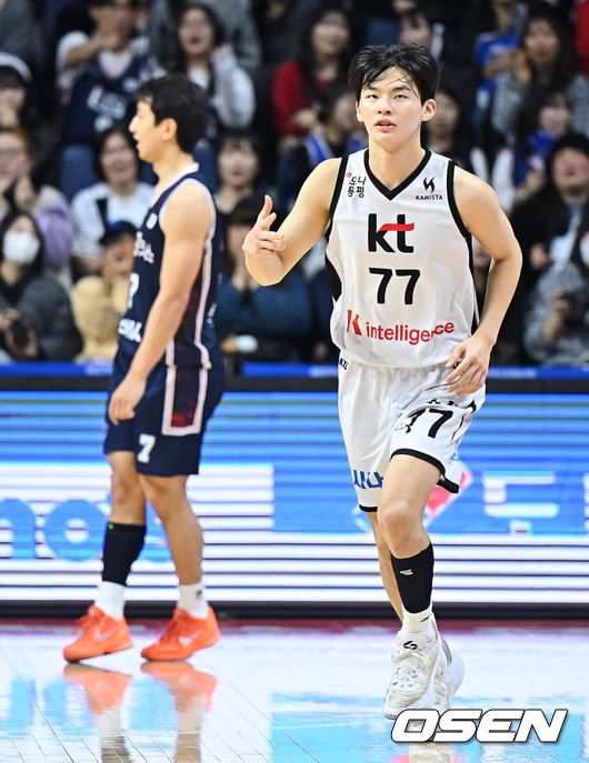 [OSEN=부산, 이석우 기자] 15일 부산 사직체육관에서 2025-2026 LG전자 프로농구 부산 KCC와 수원 KT의 경기가 열렸다.0.5게임차 5위와 6위로 치열한 중위권 경쟁 중인 KCC와 KT가 맞대결을 펼친다.수원 KT 강성욱이 3점슛을 성공시키고 세리머니를 하고 있다. 2026.02.15 / foto0307@osen.co.kr