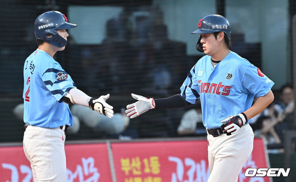31일 부산 사직야구장에서 2025 신한 SOL 뱅크 KBO 리그 롯데 자이언츠와 NC 다이노스의 경기가 열렸다. 홈팀 롯데는 데이비슨이, 방문팀 NC는 김녹원이 선발 출전했다.롯데 자이언츠 나승엽이 2회말 1사 1,3루 장두성의 우익수 앞 1타점 안타때 득점을 올리고 하이파이브를 하고 있다. 2025.07.31 / foto0307@osen.co.kr
