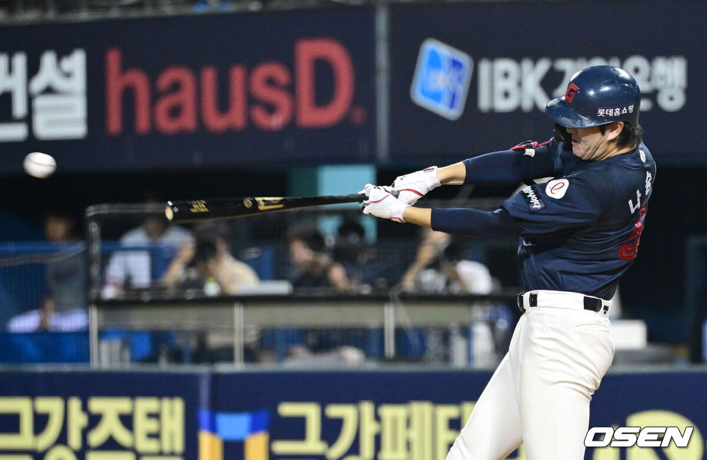 21일 서울 잠실야구장에서 ‘2025 신한 SOL Bank KBO리그’ LG 트윈스와 롯데 자이언츠의 경기가 열렸다.홈팀 LG는 요니 치리노스, 방문팀 롯데는 이민석을 선발로 내세웠다.5회초 2사 3루 상황 롯데 나승엽이 달아나는 1타점 적시타를 날리고 있다. 2025.08.21 / dreamer@osen.co.kr