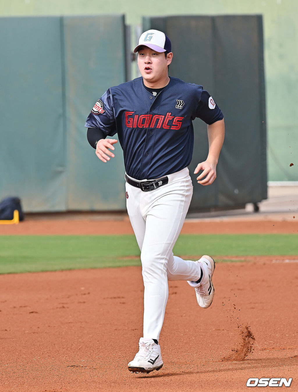 프로야구 롯데 자이언츠가 31일(한국시간) 대만 타이난 아시아-태평양 국제야구센터에 스프링캠프를 차리고 구슬땀을 흘렸다.김태형 감독 등 코치진과 투수 20명, 포수 5명, 내야수 9명, 외야수 7명 등 총 41명의 선수단이 1월 20일까지 1차 캠프에서 체력 강화와 기술 훈련을 치른 뒤 21일부터 3월 5일까지 일본 미야자키로 옮겨 2차 캠프에서 구춘리그에 참가해 실전 감각을 점검한다.롯데 나승엽이 훈련하고 있다. 2026.01.31 / foto0307@osen.co.kr