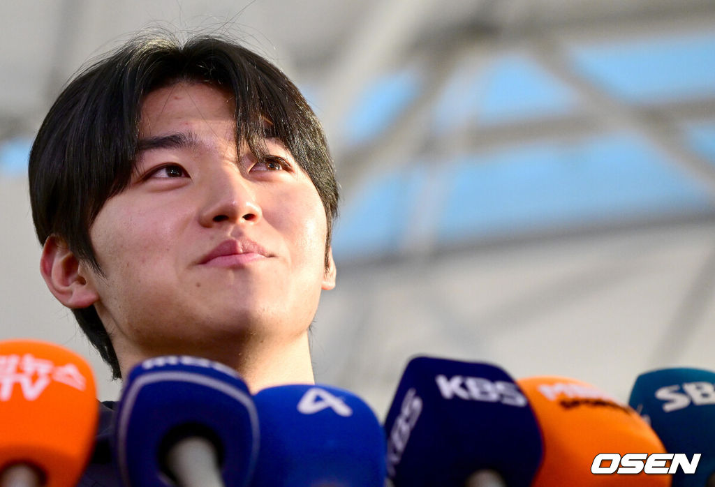 류지현 감독이 이끄는 한국 야구대표팀이 오는 3월 열리는 WBC를 준비하기 위해 9일 오전 인천공항을 통해 미국령 사이판으로 출국했다.류지현호는 9일부터 21일까지 사이판에서 1차 전지훈련 담금질에 나선다.대표팀 김도영이 취재진과 질의응답 시간을 갖고 있다. 2026.01.09 / dreamer@osen.co.kr