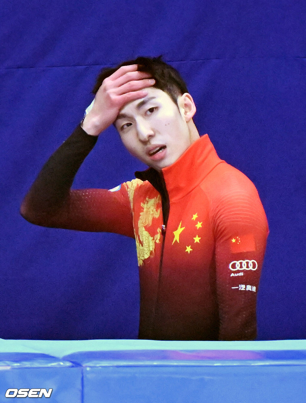 11일 서울 목동 아이스링크에서 '2023 KB금융 국제빙상경기연맹(ISU) 쇼트트랙 세계선수권대회' 본선 경기가 진행됐다.남자 500m 결승에서 중국 린샤오쥔(한국명 임효준)이 페널티로 실격이 된 후 퇴장하며 아쉬워하고 있다. 2023.03.11 / rumi@osen.co.kr