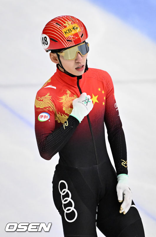 [OSEN=민경훈 기자] 11일 서울 목동 아이스링크에서 '2023 KB금융 국제빙상경기연맹(ISU) 쇼트트랙 세계선수권대회' 본선 경기가 진행됐다.혼합 계주 결승전에서 중국 린샤오쥔이 2위로 통과하며 은메달을 획득한 후 아쉬운 표정을 짓고 있다. 2023.03.11 / rumi@osen.co.kr