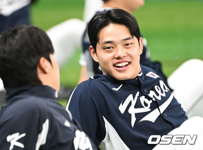 [OSEN=고척, 조은정 기자]류지현 감독이 이끄는 야구 대표팀이 5일 고척스카이돔에서 훈련을 진행했다.대표팀은 오는&nbsp;8일과 9일&nbsp;고척스카이돔에서 열리는 2025 K-베이스볼 시리즈 체코 대표팀과의 2경기를 시작으로&nbsp;15일과 16일 양일에 걸쳐 도쿄돔에서 일본 대표팀과 2경기를 치른다.&nbsp;야구대표팀 문동주가 몸을 풀고 있다. 2025.11.05 /cej@osen.co.kr