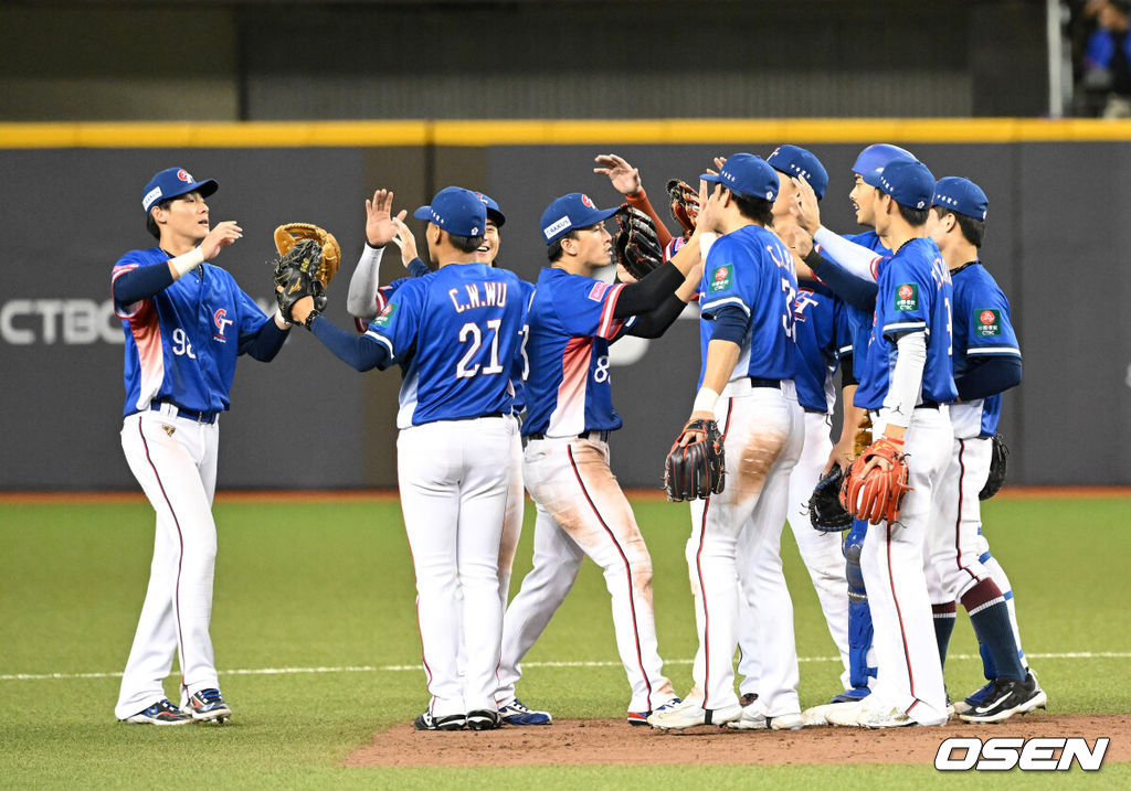 한국이 희망했던 경우의 수를 아무 것도 살리지 못했다. 일본이 접전 끝에 쿠바를 제압하고 대만이 호주를 대파하면서 2연속 대회 결승에 올랐던 한국은 슈퍼라운드 진출이 좌절됐다.대만은 17일 대만 타이베이에 위치한 타이베이돔에서 열린 '2024 세계야구소프트볼연맹(WBSC) 프리미어12' 오프닝라운드 B조 4차전 호주와의 경기에서 11-3으로 대승을 거뒀다.한국은 18일 호주전 경기 결과와 관계없이 오프닝라운드 탈락이 확정됐다. 경기 종료 후 대만 선수들이 승리의 기쁨을 나누고 있다. 2024.11.17 /sunday@osen.co.kr