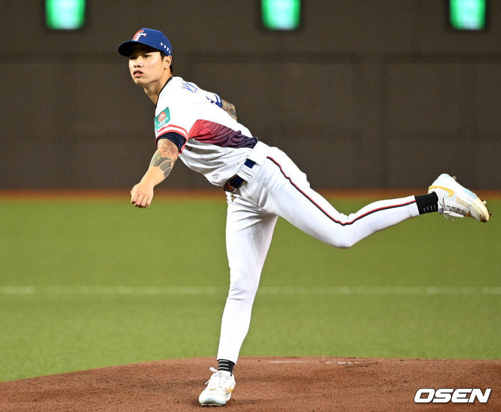 그 어떤 대표팀보다 분위기가 좋다고 자부했던 류중일호가 프리미어12 B조 조별예선 첫 경기에서 충격패를 당했다. 류중일 감독이 이끄는 한국 야구대표팀은 13일 대만 타이베이 타이베이돔에서 펼쳐진 2024 WBSC 프리미어12 B조 조별예선 대만과의 1차전에서 3-6으로 패했다. 1회초 무사에서 대만 선발투수 린위민이 역투하고 있다. 2024.11.13 /sunday@osen.co.kr