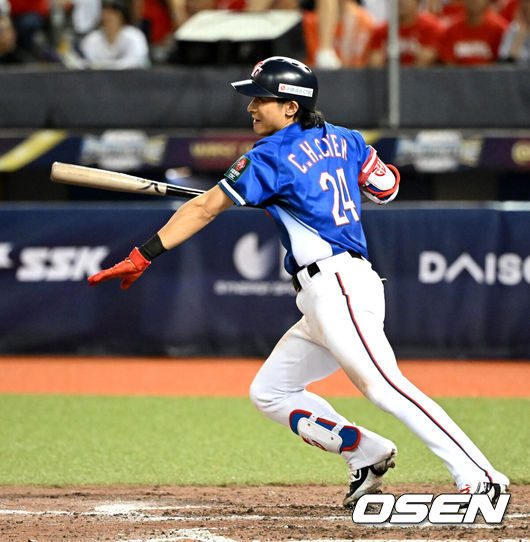 [OSEN=타이베이(대만), 이대선 기자] 17일 오후 대만 타이베이돔에서 세계야구소프트볼연맹(WBSC) 프리미어12 2024 B조 대만과 호주의 경기가 열렸다.대만은 선발투수로 궈진린, 호주는 미치 넌본을 내세웠다. 5회초 2사 1,2루에서 대만 천제시엔이 적시타를 치고 있다. 2024.11.17 /sunday@osen.co.kr