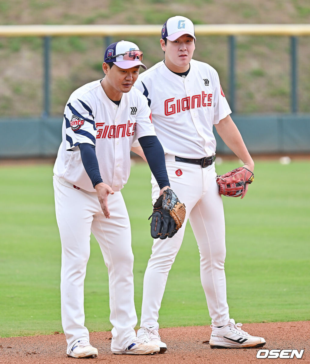 프로야구 롯데 자이언츠가 1일(한국시간) 대만 타이난 아시아-태평양 국제야구센터에 스프링캠프를 차리고 구슬땀을 흘렸다.김태형 감독 등 코치진과 투수 20명, 포수 5명, 내야수 9명, 외야수 7명 등 총 41명의 선수단이 1월 20일까지 1차 캠프에서 체력 강화와 기술 훈련을 치른 뒤 21일부터 3월 5일까지 일본 미야자키로 옮겨 2차 캠프에서 구춘리그에 참가해 실전 감각을 점검한다.롯데 나승엽과 손호영이 3루 수비 훈련을 하고 있다. 2026.02.01 / foto0307@osen.co.kr