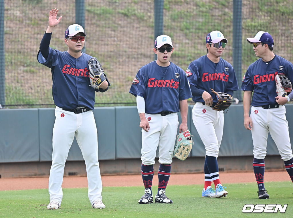 프로야구 롯데 자이언츠가 31일(한국시간) 대만 타이난 아시아-태평양 국제야구센터에 스프링캠프를 차리고 구슬땀을 흘렸다.김태형 감독 등 코치진과 투수 20명, 포수 5명, 내야수 9명, 외야수 7명 등 총 41명의 선수단이 1월 20일까지 1차 캠프에서 체력 강화와 기술 훈련을 치른 뒤 21일부터 3월 5일까지 일본 미야자키로 옮겨 2차 캠프에서 구춘리그에 참가해 실전 감각을 점검한다.롯데 손호영이 훈련을 하고 있다. 2026.01.31 / foto0307@osen.co.kr