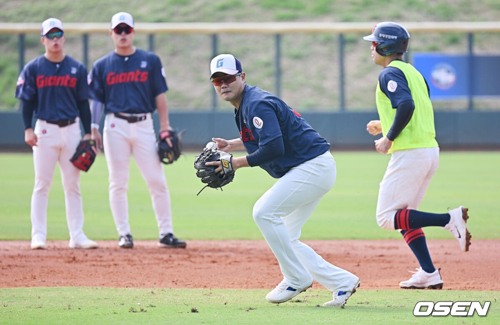 프로야구 롯데 자이언츠가 2일(한국시간) 대만 타이난 아시아-태평양 국제야구센터에 스프링캠프를 차리고 구슬땀을 흘렸다.김태형 감독 등 코치진과 투수 20명, 포수 5명, 내야수 9명, 외야수 7명 등 총 41명의 선수단이 1월 20일까지 1차 캠프에서 체력 강화와 기술 훈련을 치른 뒤 21일부터 3월 5일까지 일본 미야자키로 옮겨 2차 캠프에서 구춘리그에 참가해 실전 감각을 점검한다.롯데 손호영이 수비훈련을 하고 있다. 2026.02.02 / foto0307@osen.co.kr
