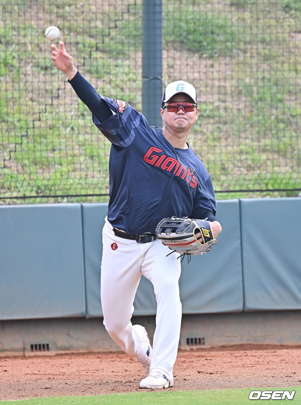 프로야구 롯데 자이언츠가 31일(한국시간) 대만 타이난 아시아-태평양 국제야구센터에 스프링캠프를 차리고 구슬땀을 흘렸다.김태형 감독 등 코치진과 투수 20명, 포수 5명, 내야수 9명, 외야수 7명 등 총 41명의 선수단이 1월 20일까지 1차 캠프에서 체력 강화와 기술 훈련을 치른 뒤 21일부터 3월 5일까지 일본 미야자키로 옮겨 2차 캠프에서 구춘리그에 참가해 실전 감각을 점검한다.롯데 손호영이 훈련을 하고 있다. 2026.01.31 / foto0307@osen.co.kr