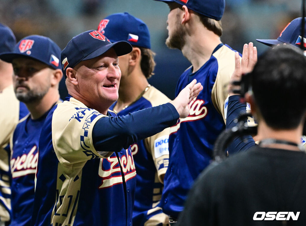 8일 서울 구로구 고척스카이돔에서 ‘2025 NAVER K-BASEBALL SERIES’ 대한민국 야구 대표팀과 체코 야구 대표팀의 경기가 열렸다.한국은 8일과 9일 2025 K-베이스볼 시리즈 체코 대표팀과의 2경기를 시작으로 15일과 16일 양일에 걸쳐 도쿄돔에서 일본 대표팀과 2경기를 치른다. 경기 전 체코 파벨 하딤 감독이 입장하고 있다. 2025.11.08 /cej@osen.co.kr