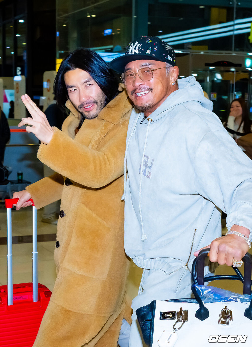 방송인 노홍철과 추성훈이 12일 오전 해외 일정 차 김포국제공항을 통해 출국했다.노홍철과 추성훈이 취재진과 팬들을 향해 포즈를 취하고 있다. 2025.12.12 /rumi@osen.co.kr