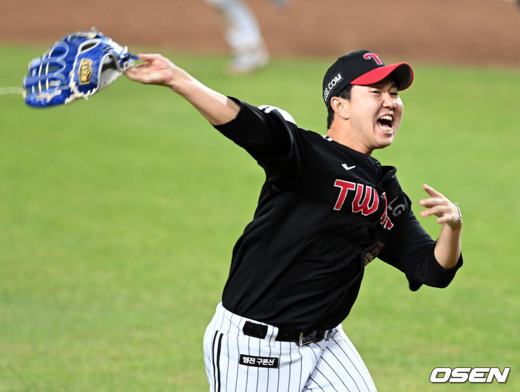 이변은 없었다. 2025시즌 우승팀은 무적 LG 트윈스다. 프로야구 LG 트윈스는 31일 대전 한화생명볼파크에서 열린 2025 신한 SOL뱅크 KBO 한국시리즈(7전 4선승제) 한화 이글스와의 5차전에서 4-1로 승리했다.정규시즌 1위 LG는 시리즈 전적 4승 1패로 통합우승 금자탑을 쌓았다. LG의 통합우승은 1990년, 1994년, 2023년에 이은 통산 4번째로, 염경엽 감독은 2023년 부임 후 3년 사이 팀을 두 차례나 정상에 올려놓는 위대한 업적을 달성했다. 2023년 1위, 2024년 3위, 2025년 1위로 KBO리그에 트윈스 왕조 시대를 활짝 열었다. 반면 2위 한화는 플레이오프를 거쳐 2006년 이후 19년 만에 한국시리즈 무대를 밟았지만, LG의 벽을 넘지 못하며 1999년 이후 26년 만에 통산 두 번째 우승이 무산됐다. LG 유영찬이 마지막 타자를 직접 처리후 환호하고  있다.  2025.10.31/spjj@osen.co.kr