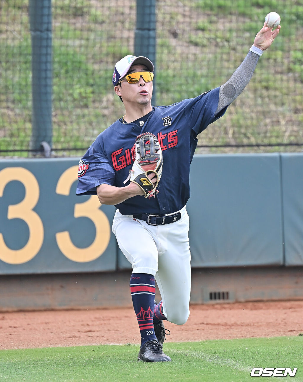 프로야구 롯데 자이언츠가 31일(한국시간) 대만 타이난 아시아-태평양 국제야구센터에 스프링캠프를 차리고 구슬땀을 흘렸다.김태형 감독 등 코치진과 투수 20명, 포수 5명, 내야수 9명, 외야수 7명 등 총 41명의 선수단이 1월 20일까지 1차 캠프에서 체력 강화와 기술 훈련을 치른 뒤 21일부터 3월 5일까지 일본 미야자키로 옮겨 2차 캠프에서 구춘리그에 참가해 실전 감각을 점검한다.롯데 김동혁이 훈련을 하고 있다. 2026.01.31 / foto0307@osen.co.kr