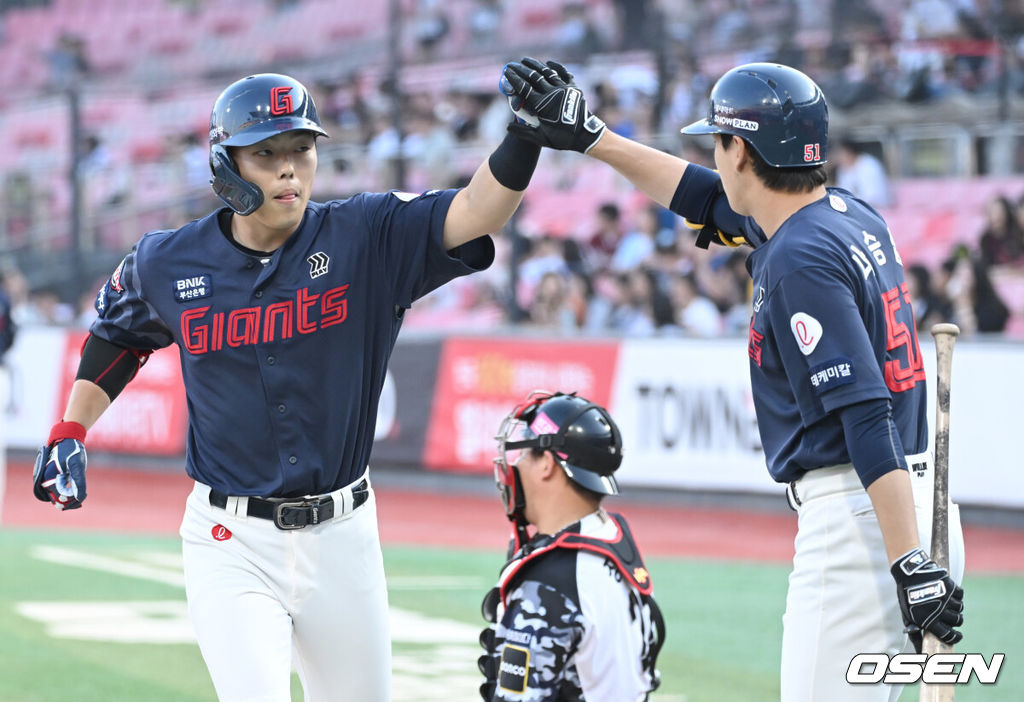 18일 오후 수원 KT위즈파크에서 ‘2024 신한 SOL Bank KBO리그’ KT 위즈와 KIA 타이거즈의 경기가 열렸다.이날 홈팀 KT는 엄상백, 원정팀 롯데는 한현희를 선발로 내세웠다. 1회초 1사 롯데 고승민이 선취 솔로 홈런을 날린 뒤 홈에서 나승엽과 기쁨을 나누고 있다. 2024.06.18 / ksl0919@osen.co.kr