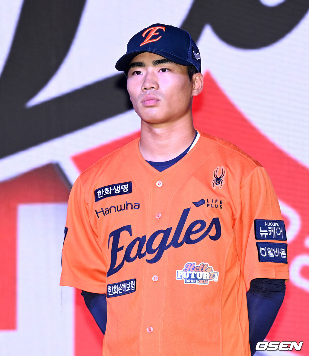 17일 오후 7일 오후 서울 롯데호텔 월드에서 ‘2026 KBO 신인 드래프트’가 열렸다.이번 드래프트는 전면 드래프트 방식으로 총 11라운드에 걸쳐 진행된다. 대상자는 총 1천261명으로, 고등학교 졸업 예정자 930명, 대학교 졸업 예정자 216명, 얼리 드래프트 신청자 51명, 해외 아마추어·프로 출신 선수 19명이다. 이 중 최대 110명이 KBO 10개 구단의 부름을 받게 된다.한화에 지명된 유신고 오재원이 기념촬영을 하고 있다. 2025.09.17 /sunday@osen.co.kr