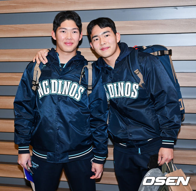 [OSEN=인천공항, 민경훈 기자] 프로야구 NC 다이노스가 스프링캠프를 위해 24일 오후 인천국제공항을 통해 미국 LA로 출국했다.NC 스프링캠프 본진은 로스앤젤레스에 도착한 후 미국 국내선을 경유해 애리조나 투손으로 이동할 예정이다.NC 고준휘와 김휘집이 출국길에 오르며 포즈를 취하고 있다. 2026.01.24 / rumi@osen.co.kr