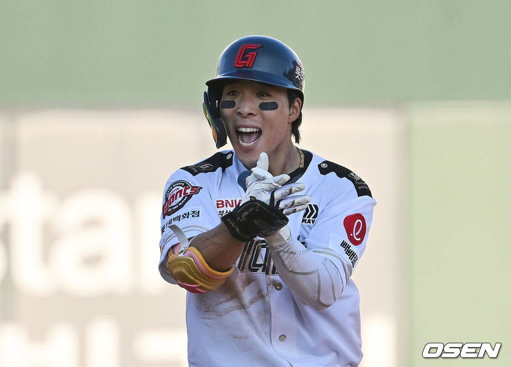 29일 부산 사직야구장에서 2025 신한 SOL 뱅크 KBO 리그 롯데 자이언츠와 KT 위즈의 경기가 열렸다. 홈팀 롯데는 박세웅이, 방문팀 KT는 쿠에바스가 선발 출전했다.롯데 자이언츠 김동혁이 4회말 2사 2,3루 좌중간 역전 2타점 2루타를 치고 환호하고 있다. 2025.06.29 / foto0307@osen.co.kr