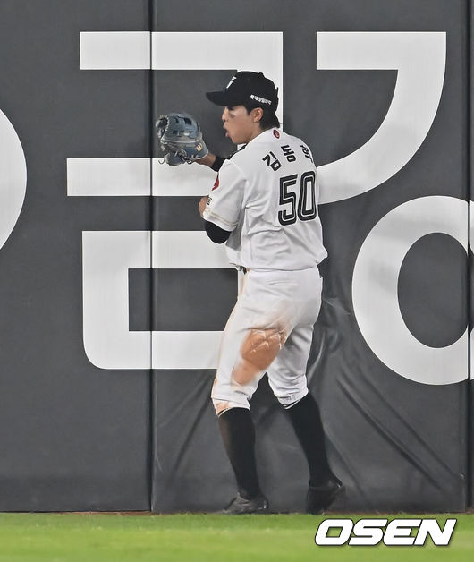 [OSEN=부산, 이석우 기자] 27일 부산 사직야구장에서 2025 신한 SOL 뱅크 KBO 리그 롯데 자이언츠와 KT 위즈의 경기가 열렸다. 홈팀 롯데는 이민석이, 방문팀 삼성은 고영표가 선발 출전했다.롯데 자이언츠 김동혁이 7회초 KT 위즈 허경민의 타구를 잡고 있다. 2025.06.27 / foto0307@osen.co.kr