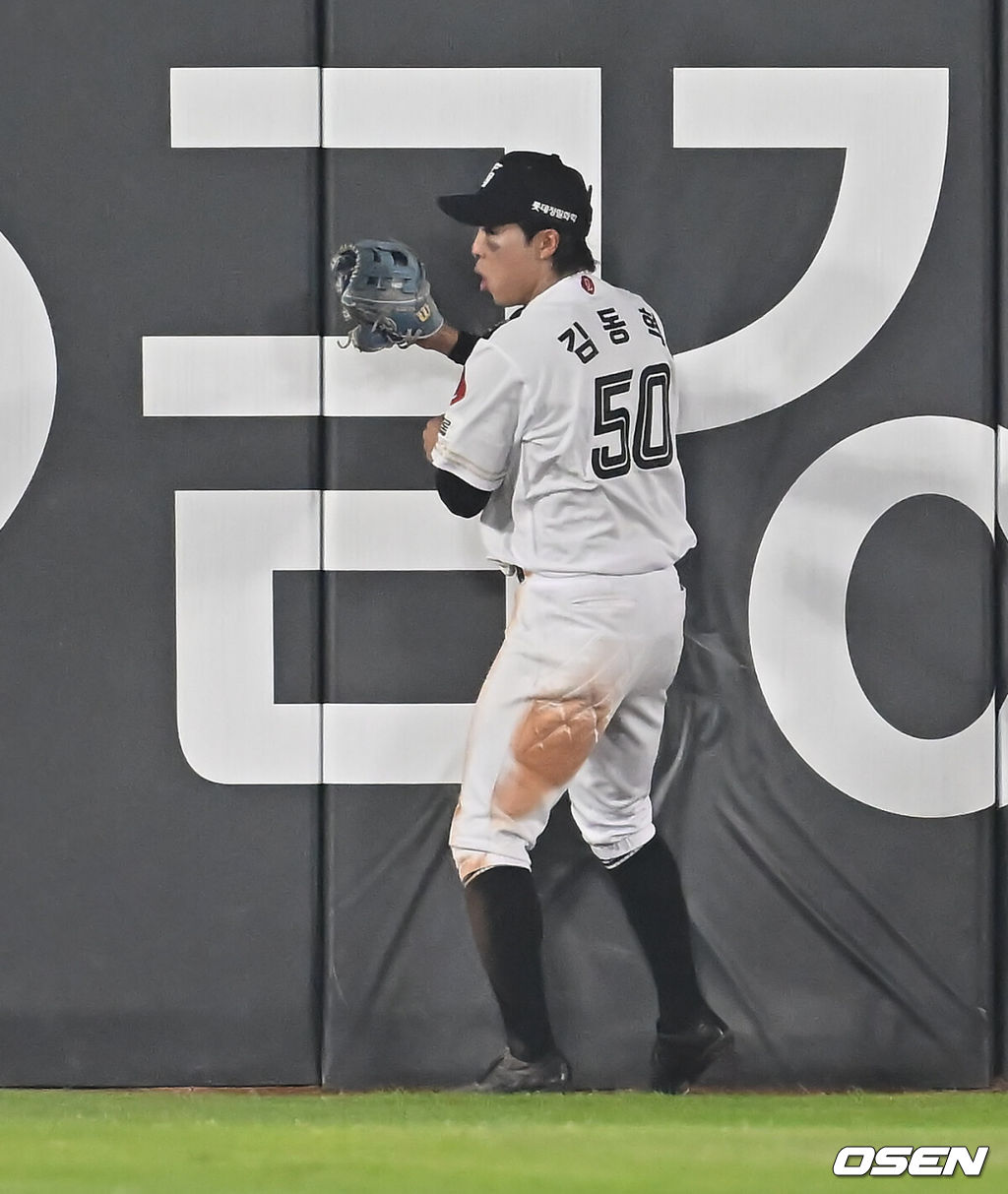 27일 부산 사직야구장에서 2025 신한 SOL 뱅크 KBO 리그 롯데 자이언츠와 KT 위즈의 경기가 열렸다. 홈팀 롯데는 이민석이, 방문팀 삼성은 고영표가 선발 출전했다.롯데 자이언츠 김동혁이 7회초 KT 위즈 허경민의 타구를 잡고 있다. 2025.06.27 / foto0307@osen.co.kr