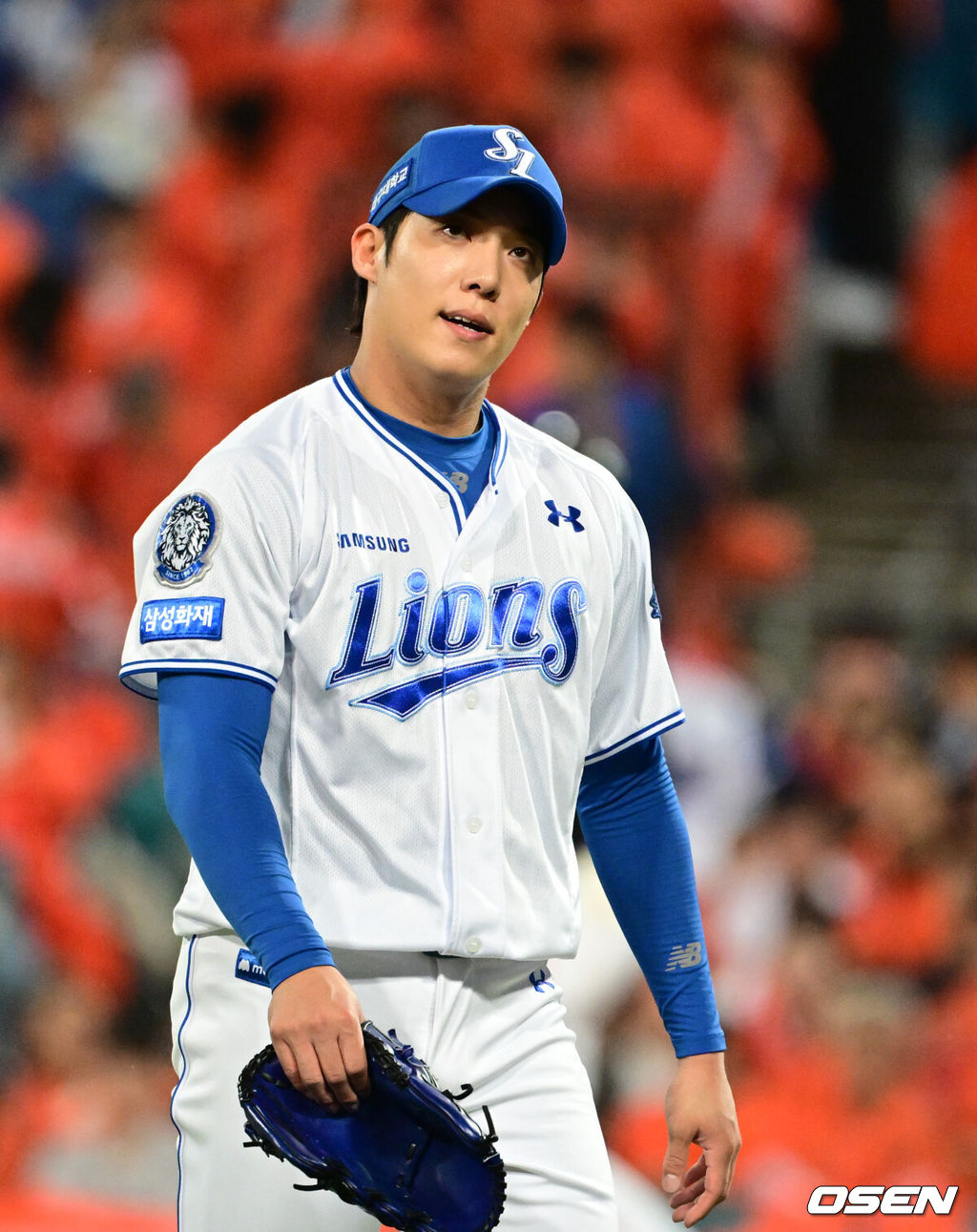 22일 대구 삼성라이온즈파크에서 2025 신한 SOL Bank KBO리그 포스트시즌 플레이오프 4차전 삼성 라이온즈와 한화 이글스의 경기가 열렸다.홈팀 삼성은 원태인, 방문팀 한화는 정우주를 선발로 내세웠다.1회초 1실점으로 이닝을 마친 삼성 원태인이 더그아웃으로 향하고 있다. 2025.10.22 /cej@osen.co.kr