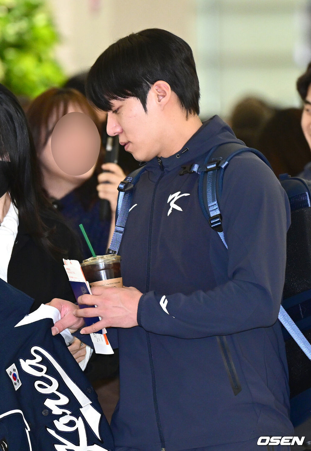 류지현 감독이 이끄는 한국 야구대표팀이 오는 3월 열리는 WBC를 준비하기 위해 9일 오전 인천공항을 통해 미국령 사이판으로 출국했다.류지현호는 9일부터 21일까지 사이판에서 1차 전지훈련 담금질에 나선다.대표팀 원태인이 출국하며 팬들의 사인 요청에 응하고 있다. 2026.01.09 / dreamer@osen.co.kr