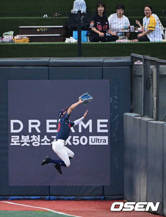 [OSEN=수원, 조은정 기자]12일 오후 수원 KT위즈파크에서 ‘2025 신한 SOL Bank KBO리그’ KT 위즈와 롯데 자이언츠의 경기가 열렸다.이날 홈팀 KT의 선발투수는 소형준, 방문팀 롯데는 김진욱이 나선다.1회말 2사 1루 롯데 우익수 김동혁이 KT 허경민의 파울타구를 몸 날려 포구하고 있다. 2025.06.12 /cej@osen.co.kr